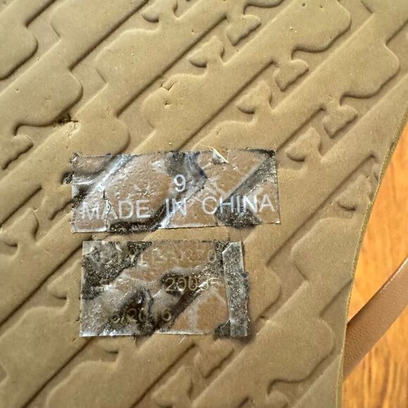 Vineyard Vines Embossed Whale Flip Flops Cognac Brown Faux Leather Size 9 - Picture 3 of 4